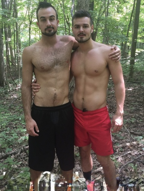 Casal gay Mason Lear e Kyle Steele chupam pilas e fazem sexo anal na floresta