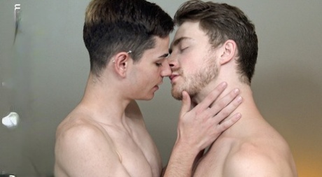 Nadržení homosexuální Američané Cole Blue a Eli Bennet si navzájem šukají anální otvor