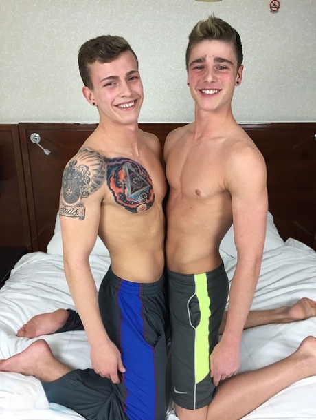 Les garçons gays Travis Stevens et Chad Porter se sucent l