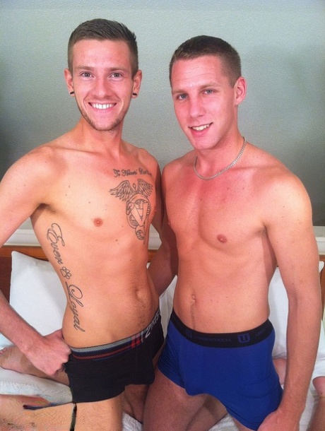瘦小的美国同性恋者亚历克斯-伍兹和埃利奥特-万斯在床上激情地啪啪啪。