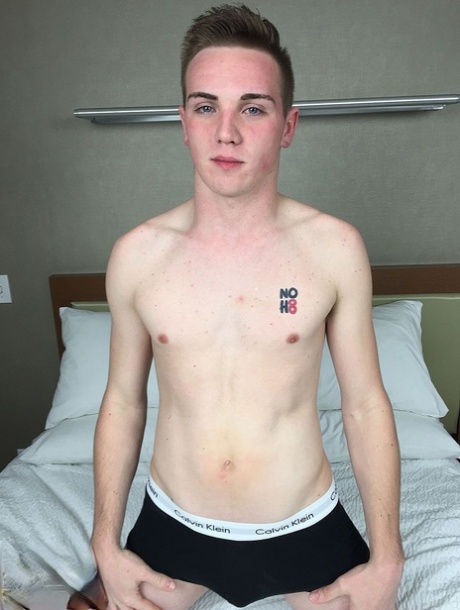 Twinks Cadence Marshall & Travis Stevens tungekysse og knulle i et hotellrom