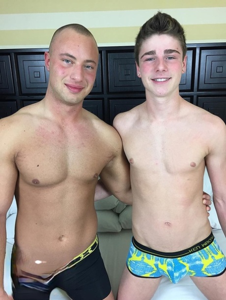 I gay sexy Dustin Tyler e Travis Stevens scopano in diverse posizioni sessuali