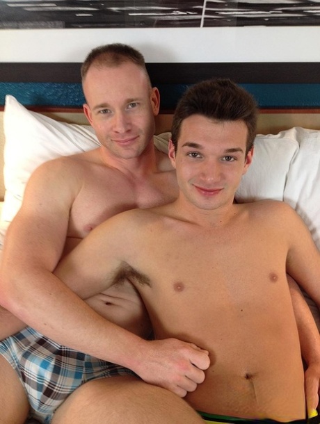 Little twink Dallas Parker bangs gay hottie Phillip Grant v různých pozicích