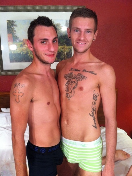 Gli amanti gay leggermente tatuati Elliott Vance e Lucas Slade si baciano e scopano alla francese