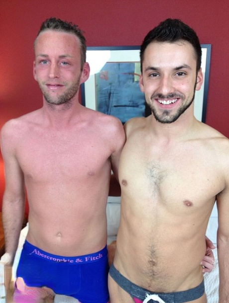 Gay Aiden Woods wordt geneukt door Gavin Tyler in doggy & missionaris posities