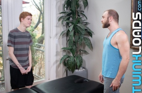 Il massaggiatore gay Connor Taylor seduce e scopa il gay maturo Peter Marcus