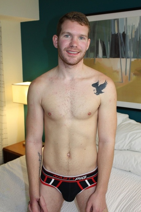 Inktloze gay cutie Chris Foster likt en neukt Spencer Daley