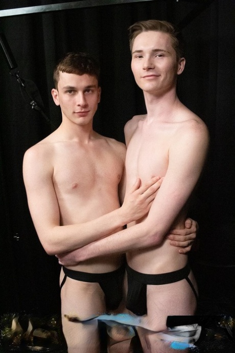 De homoseksuelle amerikanere Liam Evans & Tyler Tanner tungekysser og knepper i mørket