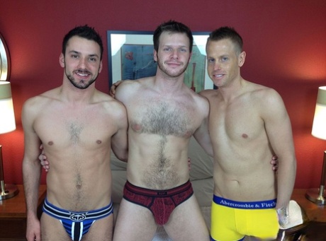 Przyjaciele geje Dyllan Austin, Brian Bonds i Aiden Woods uprawiają seks oralny w 3some