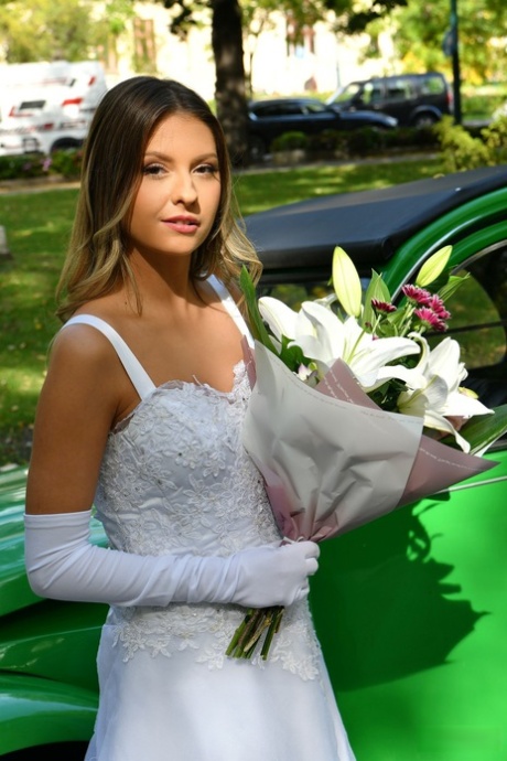 Ondeugende bruid Rebecca Volpetti neemt de stijve lul van een fotograaf-assistent