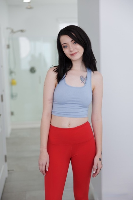 Raven-haired teen Corra Cox stripper og viser sine bryster og sin store røv