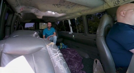 Сексуальная худышка Джози Такер обнажает свои большие сиськи перед жарким сексом в фургоне