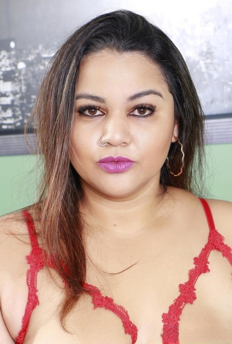 Latina fatty Mary Butterfly dostaje jej piercing pussy fucked przez maszynę dildo