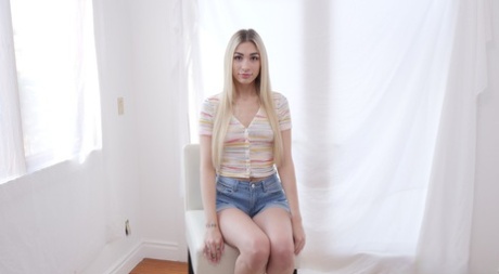Блондинка с большой попкой Delilah Day наслаждается сексом в стиле доггистайл стоя