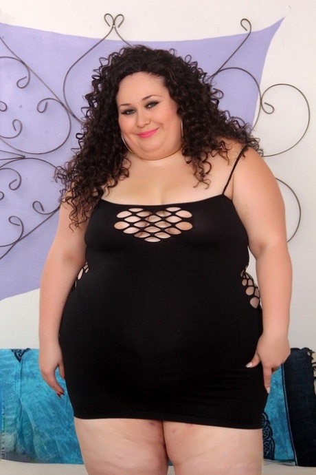 La SSBBW dai capelli ricci Jayden Heart si fa coccolare e massaggiare sul divano