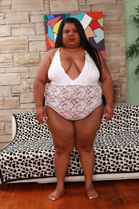 Ebony BBW Peaches Love sidder på en hvid pik og rider den perfekt