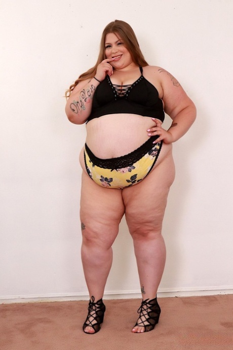 Baby Doll BBW mostra i suoi buchi e si prende un