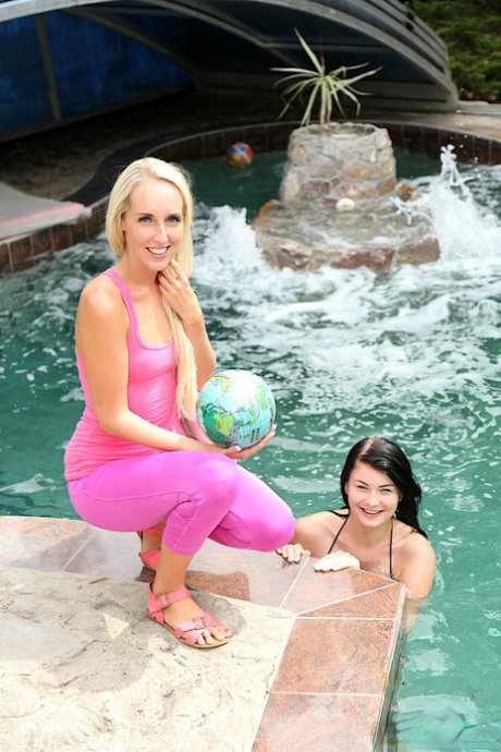 Süße Lesben Jenny Simons & Lucy Li spielen sich gegenseitig die nassen Fotzen am Pool