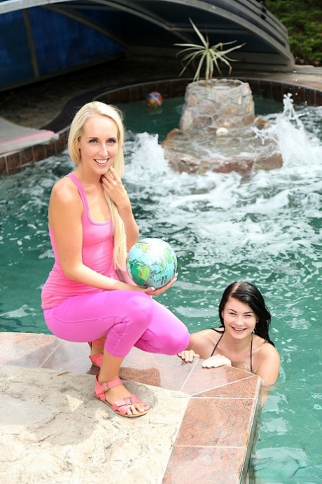 Las lindas lesbianas Jenny Simons y Lucy Li se juegan sus coños mojados en la piscina