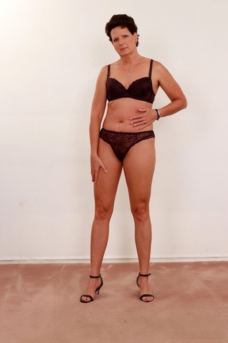Kortharige rijpe Beth McKenna toont haar dikke kont & zuigt een lul voor de seks
