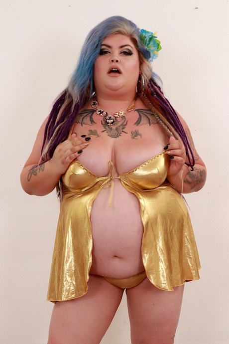 Fat nympho Sasha Syren shows her big tits and sits on a stiff boner