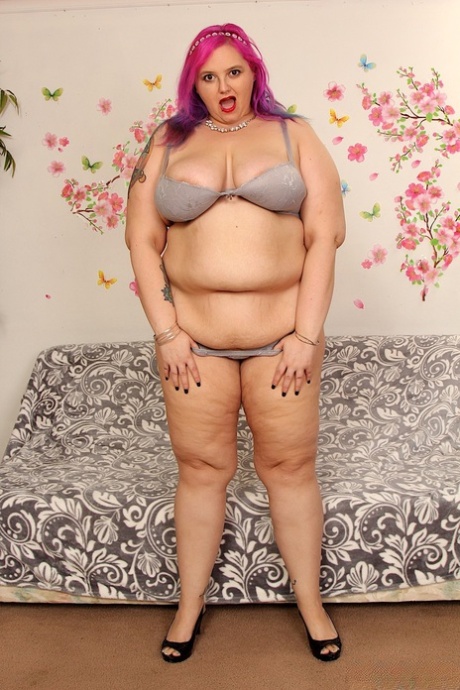 Den feta rödhåriga Sara Star tar av sig underkläderna för att bli knullad av en maskindildo