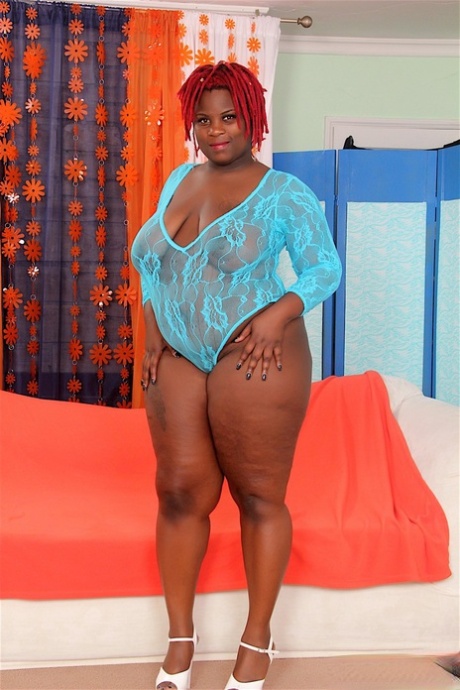 Rödhårig fett ebony Marley XXX exponerar hennes stora bröst & stor röv innan lekte
