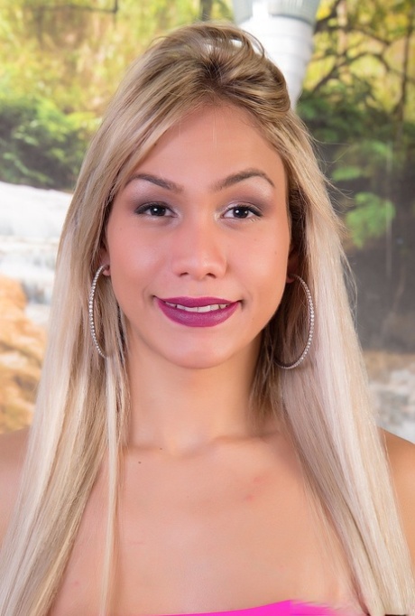 Sexy blonde shemale Gaby Abelha geniet van anale seks met een opgehangen masseur
