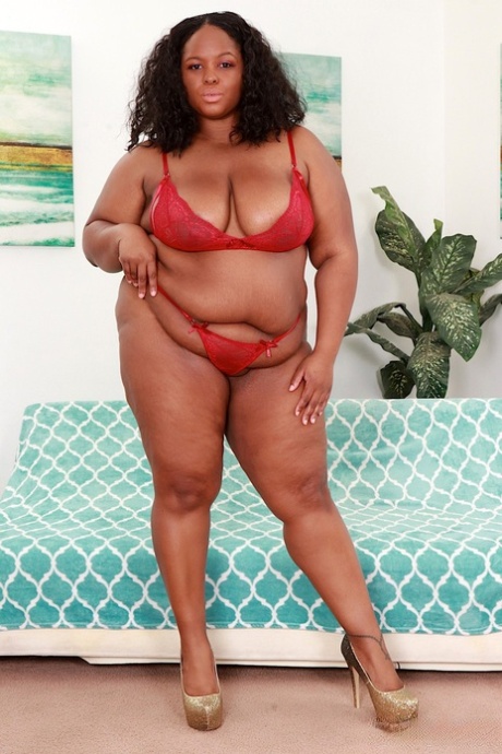 Ebony SSBBW Olivia Leigh fickt einen weißen Schwanz mit ihren großen Titten und reitet ihn