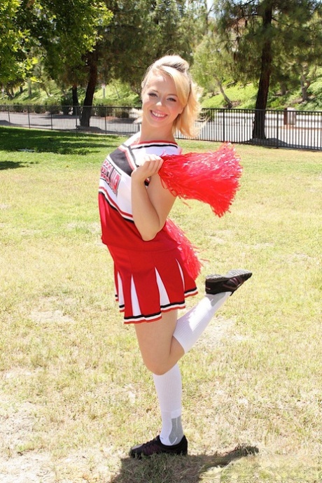 Den stygga cheerleadern Aurora Monroe har vild hardcore-sex med en hungrig tränare