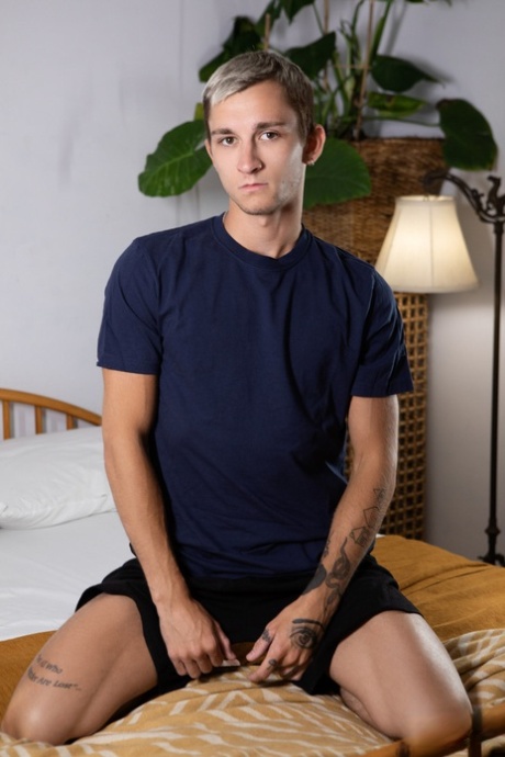 Den tynde bøsse Theo Brady nyder vild analsex med en muskuløs bagdel