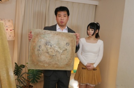 Симпатичная японская девушка Мию Шиина раздвигает свою бритую киску для своего учителя рисования