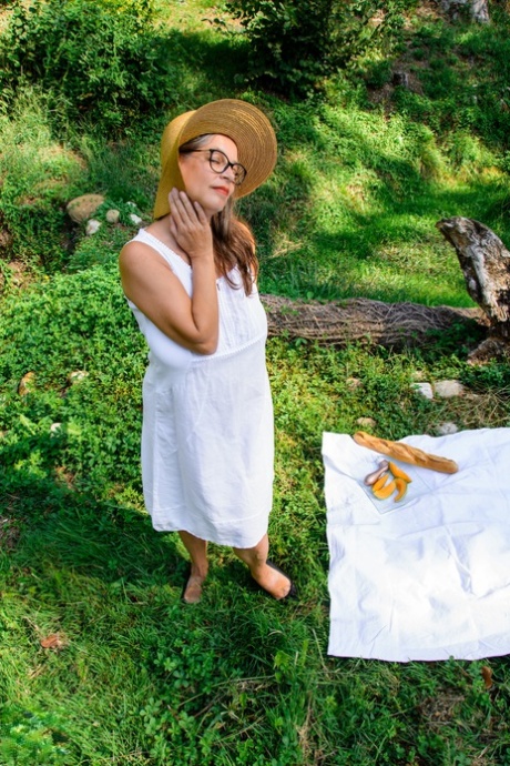 Abuelita alemana Tina tetona muestra sus grandes tetas y se masturba hasta el orgasmo en la naturaleza