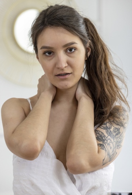 A estrela porno Alisa Horakova revela as suas mamas grandes e o seu corpo com tatuagens