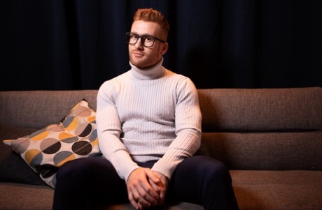 Młody gej Cody Viper uprawia ostry seks analny ze swoim umięśnionym terapeutą