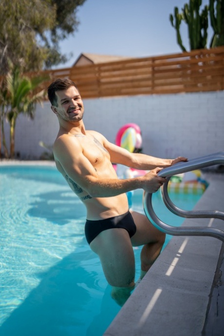 Oszałamiający geje kulturyści pieprzą się mocno po cudownym dniu w basenie