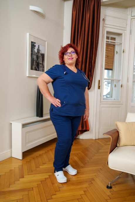 BBW-sjuksköterskan Mirjam & snyggingen Eva Elle klär av sig och visar upp sina sexiga rumpor