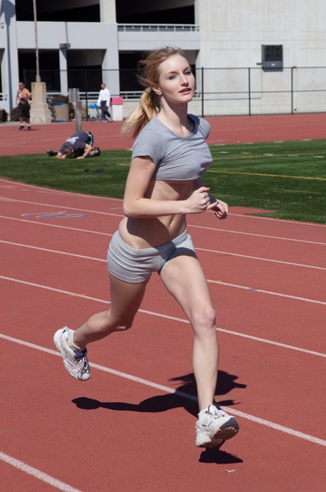 Sexy adolescente atleta con grandes tetas Ashlee Hills jogging braless al aire libre