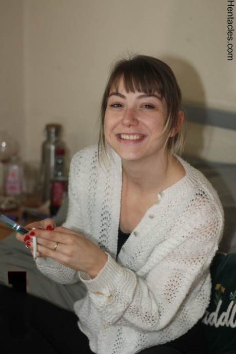 Amatérská dívka s tetováním Hentacles se svléká a hraje si se sexuálními hračkami v sóle