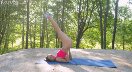Süßes Teen bekommt nach dem Training auf einer Yogamatte ihre Möse von ihrem Trainer gebumst