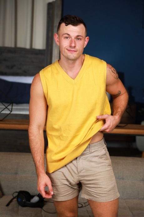 Amadores gays musculados despem-se e batem com força em ação bareback no sofá