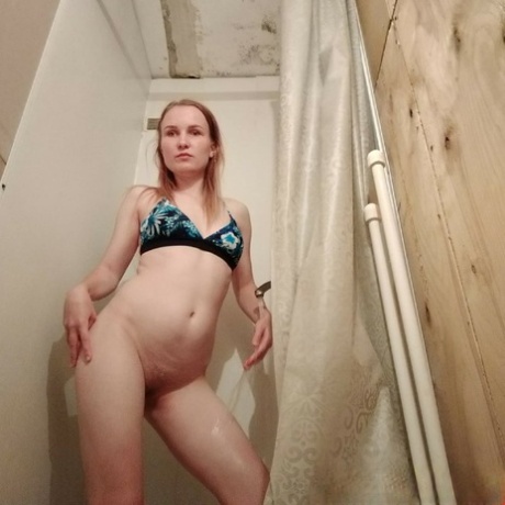 Sexy amateur toont haar natuurlijke Kleine tieten en haar fijne kont in de douche