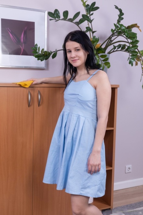 A adorável adolescente russa Viola Weber mostra as suas mamas naturais e a sua rata peluda