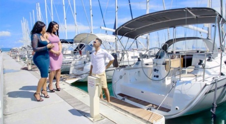 MILFs med store pupper Kesha Ortega & Honey Damon nyter en trekant på en yacht