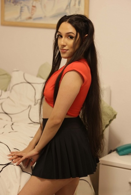 Forlokkende brunette Selena Ivy viser av hennes naturlige pupper & hennes perfekte booty