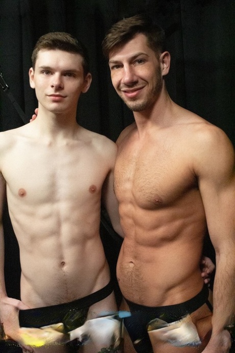 Los gays estadounidenses Ethan Tate y Jordan Starr follan duro en un columpio cubierto