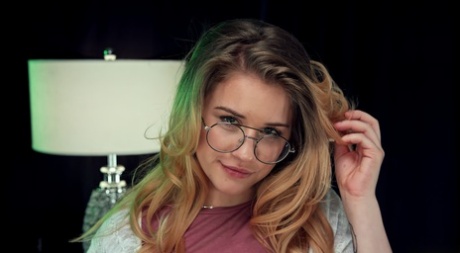 Sexy nerd Taylor Blake laat een opgehangen hengst haar lekkere kutje spreiden na wilde seks