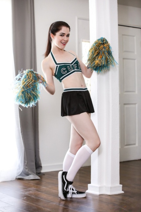 Brunette cheerleader krijgt haar natte kutje hard gebeft door een BBC