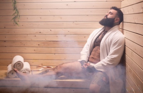 Corneo barbuto pezzo con tattoos Markus Kage scopa twink Ryan Bailey in un sauna