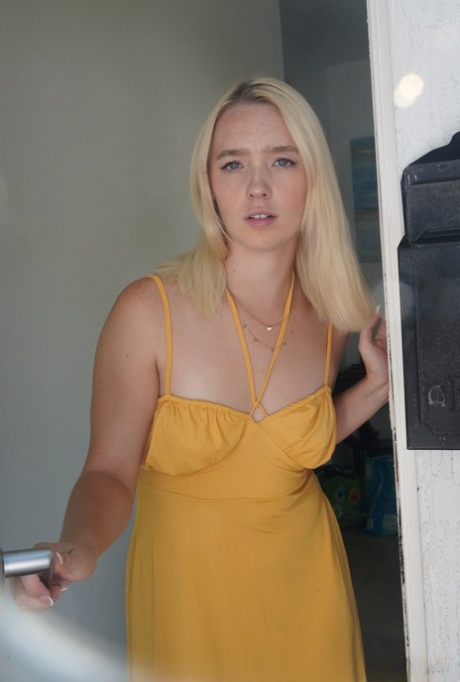 Blondes Babe Juliette Mint zeigt ihre rasierte Fotze beim POV-Sex